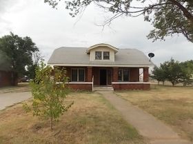 821 W Broadway Ave, Tulia, TX 79088