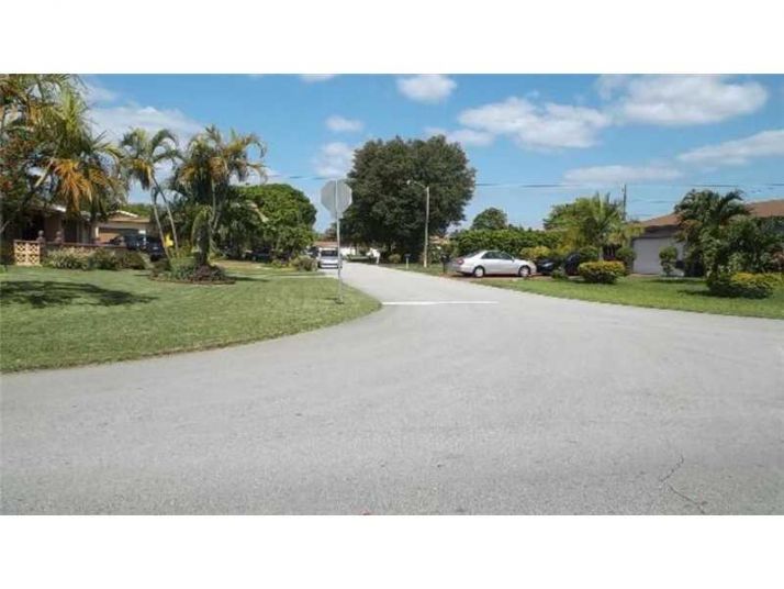 8755 N CRESCENT DR, Hollywood, FL 33025