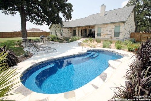 100 N Abrego Crossing, Floresville, TX 78114