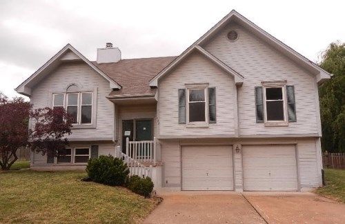 432 NE Victoria Drive, Lees Summit, MO 64086