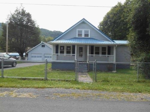 108 Moore Ave, Charmco, WV 25958