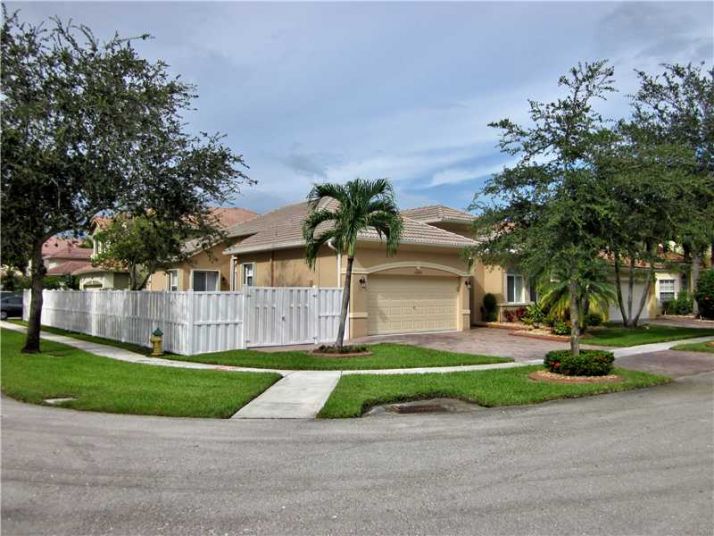 13383 SW 30 ST, Hollywood, FL 33027