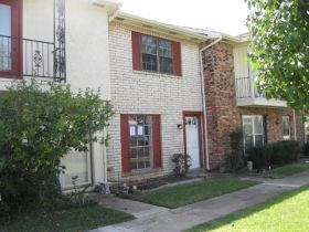 49 W Townhouse Ln, Grand Prairie, TX 75052