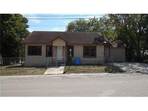 405 W Shelby St, Seguin, TX 78155