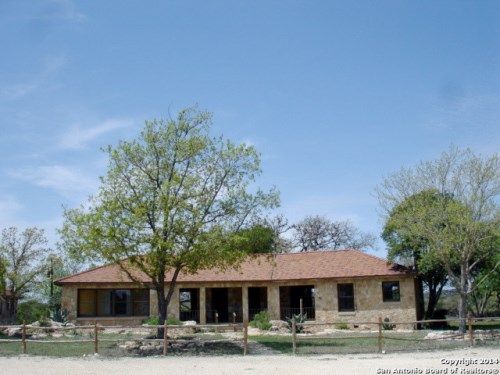 400 Cielo Rio Dr, Pipe Creek, TX 78063