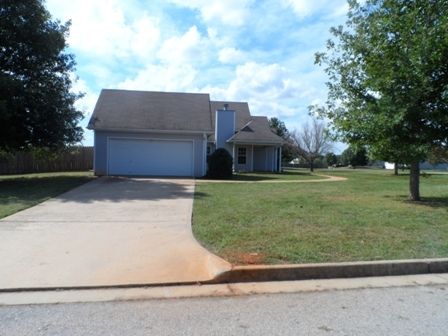 1122 Larkspur Dr, Locust Grove, GA 30248