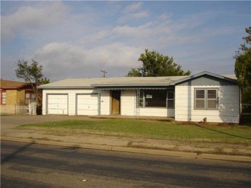 1310 Quincy St, Plainview, TX 79072