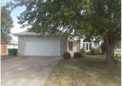 134 N Miles Ave, Valley Center, KS 67147