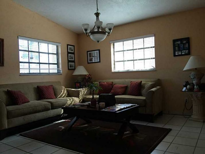 2522 W 72 PL, Hialeah, FL 33016