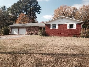 93 Edgehill Dr, Jackson, TN 38301