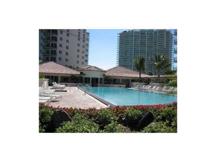 19900 E COUNTRY CLUB DR # 909, Miami, FL 33180