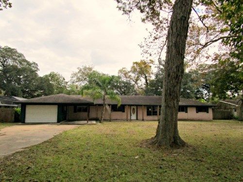 102 Van Winkle Street, Lake Jackson, TX 77566