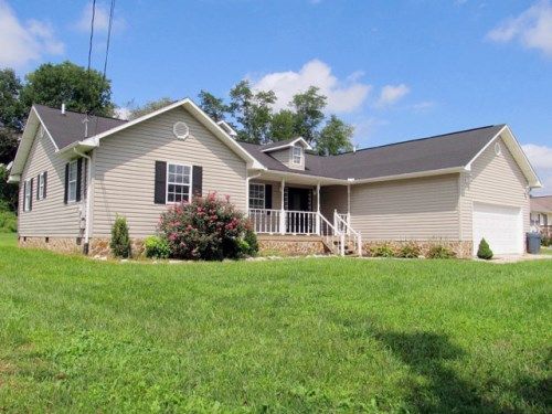 193 E Memorial Lane, Jacksboro, TN 37757