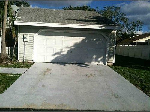 8 HAWTHORNE LN, Boynton Beach, FL 33426