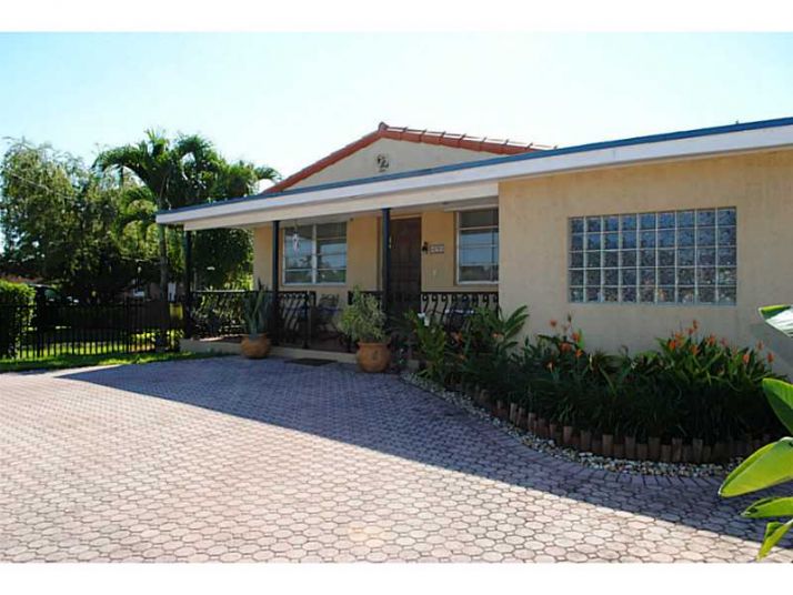 370 W 39 PL, Hialeah, FL 33012