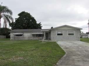 211 Fireside Ct, Lehigh Acres, FL 33936