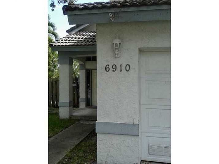 6910 NW 28TH ST, Pompano Beach, FL 33063