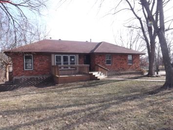 1303 S Prospect St, Kearney, MO 64060