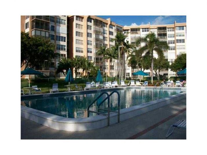 1300 SAINT CHARLES PL # 703, Hollywood, FL 33026