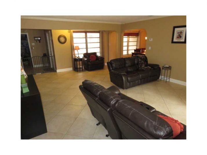 10641 NW 21 CT, Hollywood, FL 33026