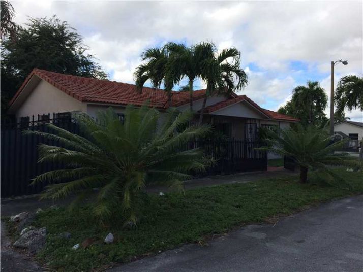 2706 W 72 ST, Hialeah, FL 33016