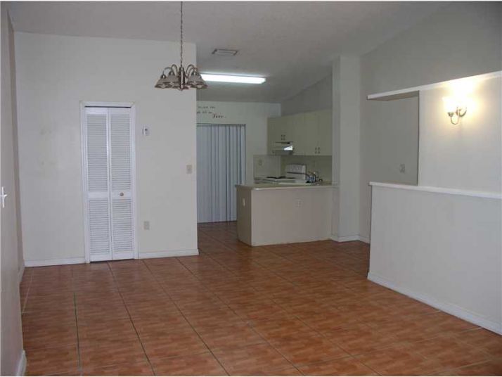 2425 W 76 ST # 213, Hialeah, FL 33016