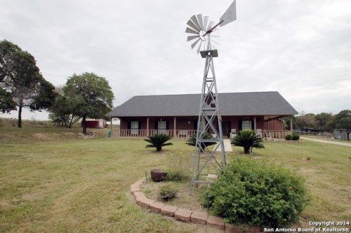 330 Twin Oak, Adkins, TX 78101