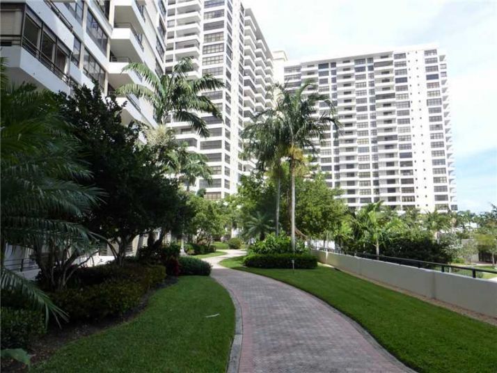 600 THREE ISLANDS BL # 1210, Hallandale, FL 33009