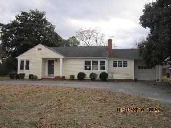 25613 Simmons Ave, Petersburg, VA 23803