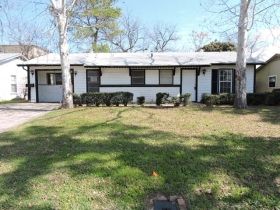 624 Livingston Drive, Hurst, TX 76053