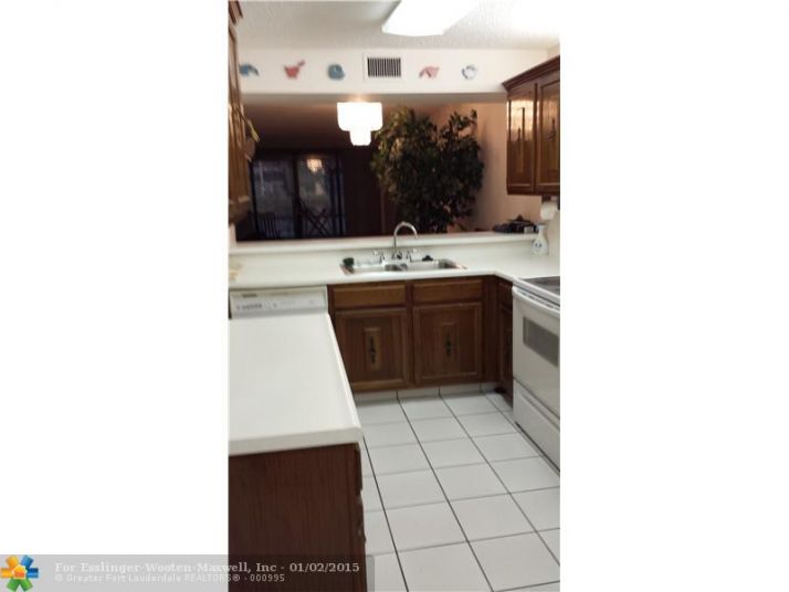 6611 Coral Lake Dr # 111, Pompano Beach, FL 33063