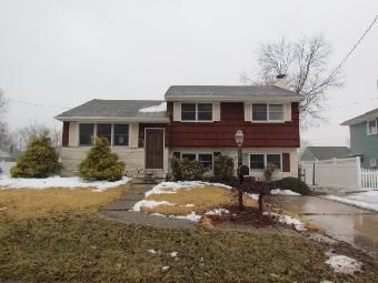 61 Pleasant Valley Dr, Deptford, NJ 08096