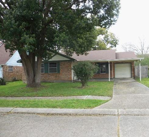 208 Bienville Dr, Gretna, LA 70056