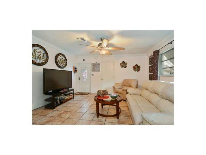 831 N 71 AV, Hollywood, FL 33023