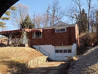 1128 Carnahan Rd, Pittsburgh, PA 15216