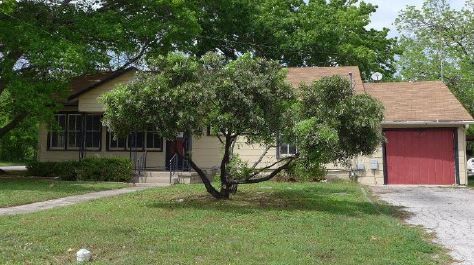 1319 W San Antonio St, Lockhart, TX 78644