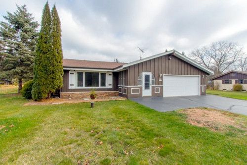 W226N8120 Rolling Hills Dr, Sussex, WI 53089