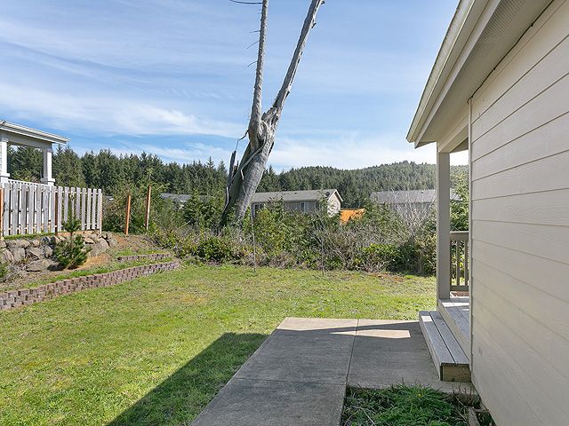 138 SE Fair Wind Ct, Depoe Bay, OR 97341