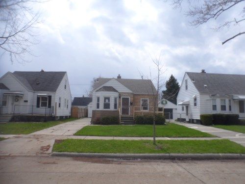 19968 Kenosha St, Harper Woods, MI 48225