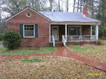 320 S Cowan Street, Burgaw, NC 28425