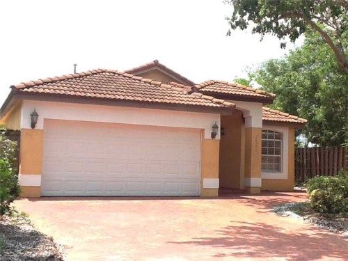 20090 NW 83 CT, Hialeah, FL 33015