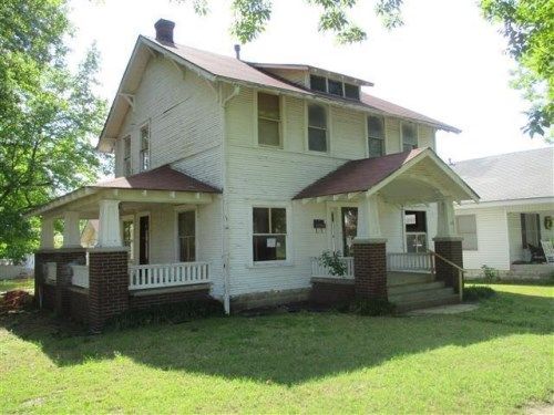 421 E 8th St, Holdenville, OK 74848