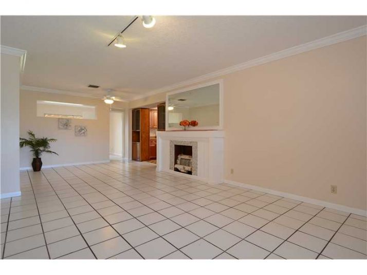 40 SE 8 ST, Dania, FL 33004