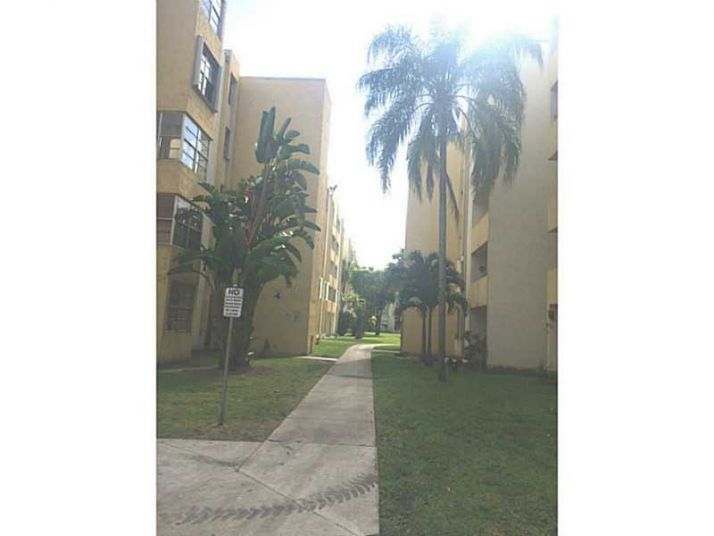 10090 NW 80 CT # 1454, Hialeah, FL 33016