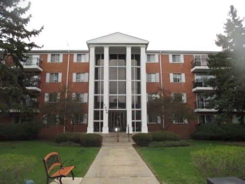 1050 N Farnsworth Ave Apt 204, Aurora, IL 60505