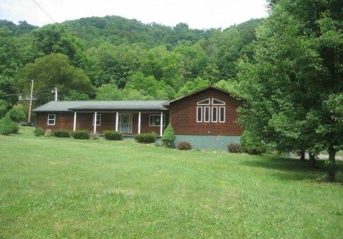 971 Grey Fox Rd, Oceana, WV 24870