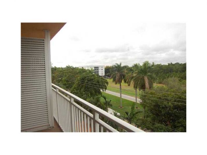 2450 NE 135 ST # 404, Miami, FL 33181