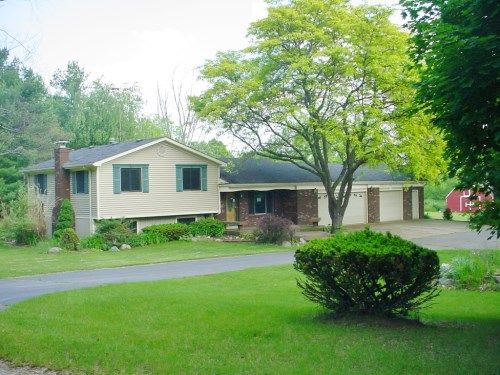 820 Woodgrove Rd, Ortonville, MI 48462