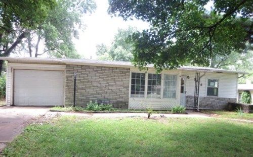 3308 Mark Twain Dr, Saint Joseph, MO 64501