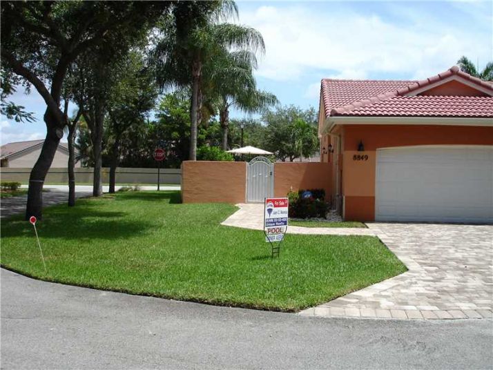 8849 NW 194 TE, Hialeah, FL 33015